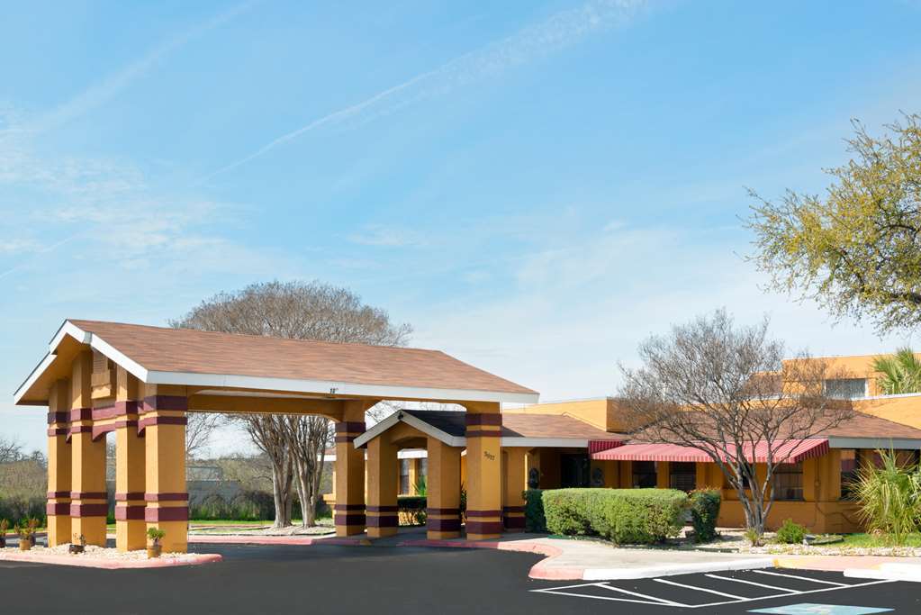 Quality Inn & Suites I-35 Near Frost Bank Center San Antonio Exterior photo